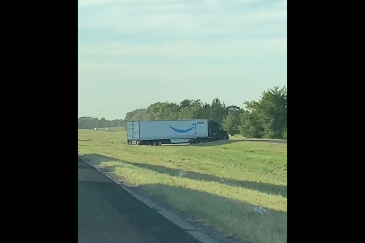Amazon Delivery Truck Goes OffRoad To Avoid Traffic!