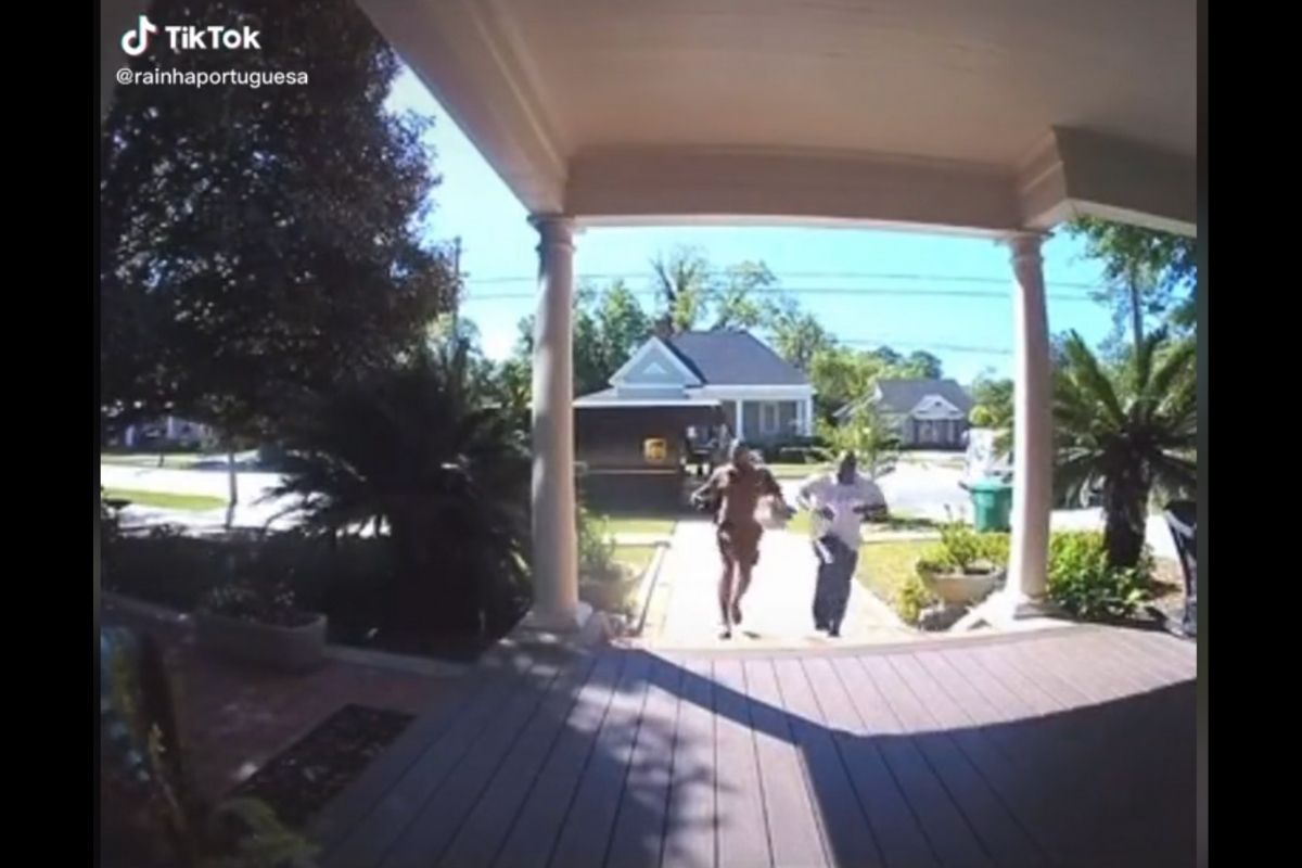 USPS UPS Rivalry Caught on Camera